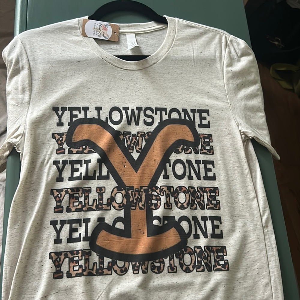 Yellowstone Leopard T-shirt - NWT